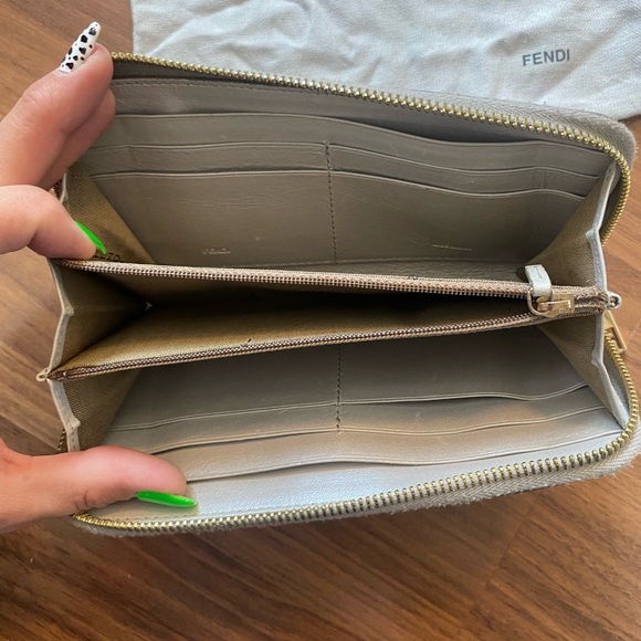 Fendi wallet, silver metallic leather with gold hardware - Picture 10 of 11